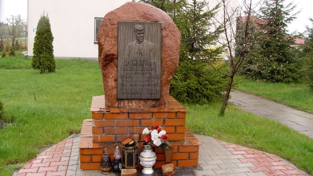 W rocznicę śmierci księdza w jego rodzinnej parafii w Koniemłotach w województwie świętokrzyskim odprawiono mszę w intencji duchownego. Kapłan był nieformalnym kapelanem radomskich robotników w czerwcu 1976 roku. Pobity przez nieznanych sprawców, ksiądz Kotlarz zmarł w szpitalu.
