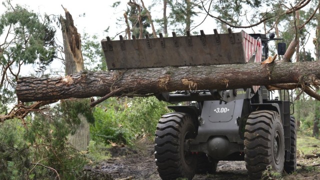 Minął ponad tydzień, służby wciąż usuwają skutki nawałnic. Ponad 2 tysiące 400 odbiorców nadal nie ma zasilania po wichurach, które przeszły nad Polską w poprzedni weekend.