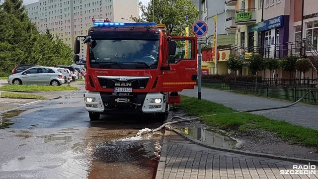 Już 200 razy wyjeżdżali od rana strażacy z regionu, by wypompowywać wodę z piwnic i osuszać ulice. Głównie w Koszalinie, Kołobrzegu i okolicach. To skutki ulewy, która przeszła rano nad wschodnią częścią województwa.