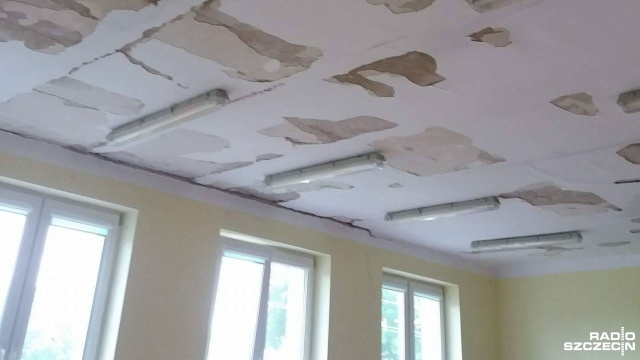 Po wtorkowych ulewach wiele szkód odnotowano w powiecie kołobrzeskim. Najbardziej ucierpiała szkoła w Charzynie, gdzie przez remontowany dach do budynku wlewała się woda.