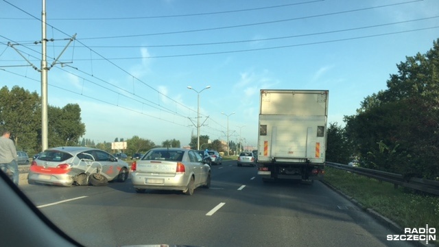 Dwa samochody osobowe zderzyły się na Estakadzie Pomorskiej w kierunku centrum Szczecina. Do stłuczki doszło w czwartek przed godziną 8.