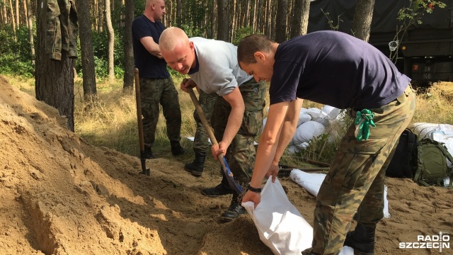 Woda wylewa się przez wał przeciwpowodziowy we wsi Porzecze w gminie Darłowo. Sytuacja pogarsza się. Całą noc ze środy na czwartek pracowały tam służby.