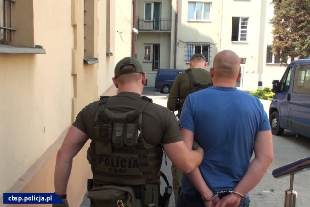 Wyłudzili kilka milionów złotych podatku VAT handlując folią i blachą. Zorganizowaną grupę przestępczą rozbiło Centralne Biuro Śledcze Policji. Zatrzymano w sumie 10 osób. Liderom grupy grozi do 10 lat wiezienia.