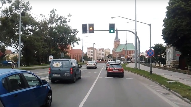 Awaria sterownika świateł przy wjeździe na most Długi od strony Prawobrzeża. W efekcie kierowcy stoją w nawet półkilometrowym korku.