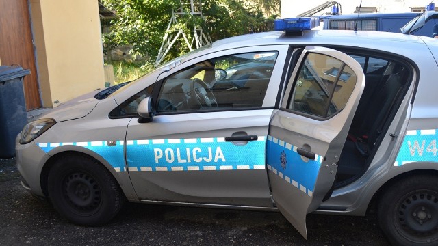 Trzy miesiące w areszcie spędzi mieszkaniec Trzebiatowa, który siekierą zdemolował radiowóz. O tym, że mężczyzna nie wyjdzie na wolność, zdecydował Sąd Rejonowy w Gryficach.