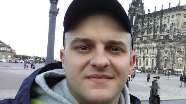 Zwłoki 20-latki znalezione w wersalce. Policja szuka podejrzanego