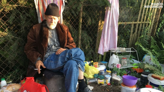 Pali opony, lodówki i kable. Urządza libacje i jest agresywny - tak o bezdomnym z ulicy Arkońskiej mówią mieszkańcy.