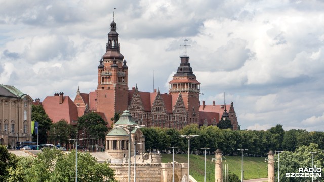 Od wtorku główne wejście do gmachu urzędu wojewódzkiego w Szczecinie, od strony ul. Wały Chrobrego, będzie zamknięte. W budynku rozpoczyna się remont. Prace obejmą m.in. frontową elewację i sień wejścia głównego.