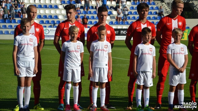 Młodzi Polacy lepsi od Węgrów - w pierwszym meczu piłkarskich reprezentacji do lat 17 Polacy pokonali Madziarów 1:0. Mecz rozegrano w ramach turnieju o Puchar Syrenki - rywalizuje tu osiem narodowych reprezentacji. Młodzi piłkarze swoje mecze rozgrywają w Kołobrzegu, Płotach, Trzebiatowie, Ustroniu Morskim oraz w Niechorzu.