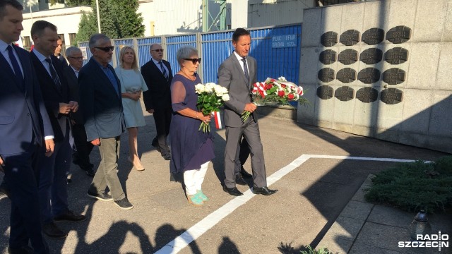 PO już złożyła kwiaty przed stocznią. To akt solidarności z Lechem Wałęsą