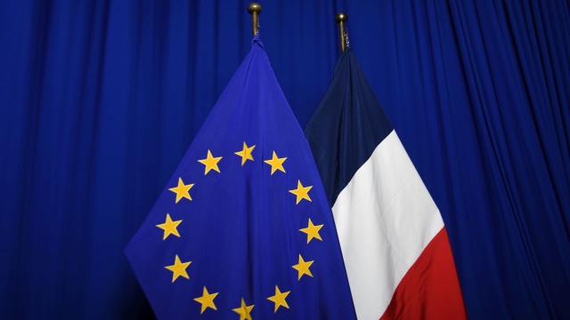 We Francji wprowadzono reformę prawa pracy. Rząd prezydenta Emmanuela Macrona zdecydował się wprowadzić ją przy pomocy dekretu. Metoda ta, zapisana w konstytucji, zezwala na wprowadzenie przepisu po debacie i bez poddawania ustawy pod głosowanie w Zgromadzeniu Narodowym i w Senacie.
