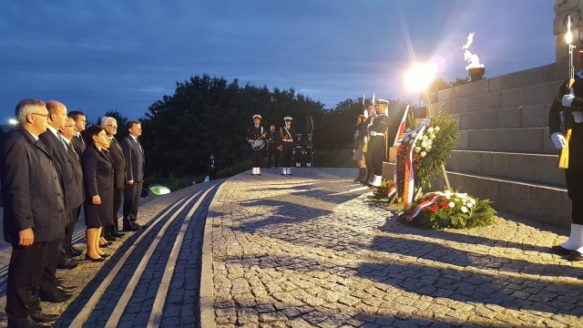 Premier Beata Szydło wezwała wszystkich Polaków do obrony naszych narodowych wartości. Szefowa rządu, która w piątek nad ranem wzięła udział w uroczystościach upamiętniających 78. rocznicę wybuchu II wojny światowej na Westerplatte, powiedziała, że to miejsce jest symbolem niezłomności i bohaterstwa polskiego narodu.