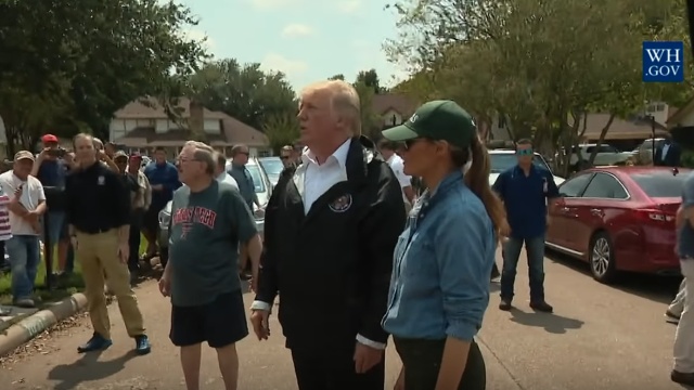 Prezydent Donald Trump po raz drugi odwiedził tereny dotknięte przez huragan Harvey. Amerykański przywódca wziął udział w akcji rozdzielania pomocy i spotkał się z ratownikami oraz poszkodowanymi mieszkańcami Teksasu i Luizjany. Prezydent USA pozytywnie ocenił działania władz i służb państwowych.