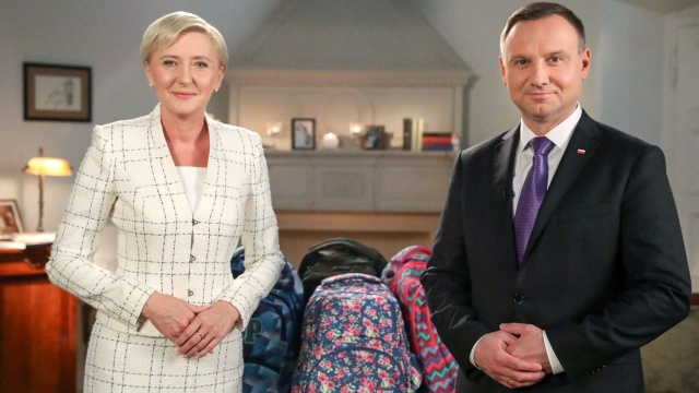 Para prezydencka złożyła życzenia społeczności szkolnej, a także rodzicom i opiekunom z okazji rozpoczynającego się w poniedziałek nowego roku szkolnego. W specjalnym liście para prezydencka kładzie nacisk przede wszystkim na wartość nauki w dziejach historii świata.