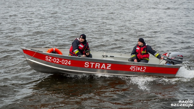 Strażacy szukają mężczyzny, który w poniedziałek rano miał wpaść do wody w Dziwnowie, a policja próbuje potwierdzić, że w ogóle doszło do takiego zdarzenia.