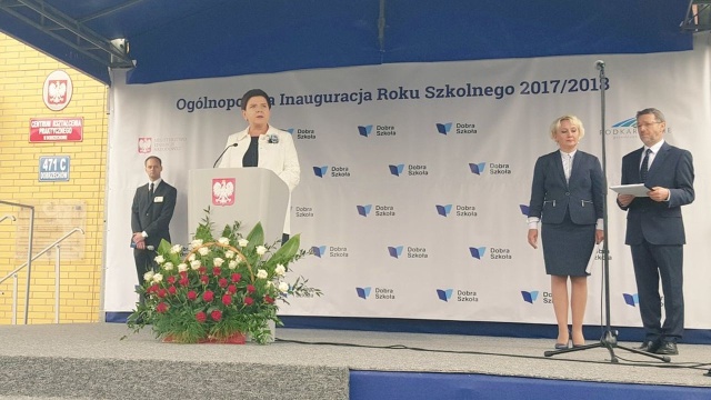 Premier Beata Szydło powiedziała w Centrum Kształcenia Praktycznego w Dobrzechowie na Podkarpaciu, że wraz nowym rokiem szkolnym rozpoczyna się także reforma oświaty. Premier z minister edukacji Anną Zalewską uczestniczą w ogólnopolskiej inauguracji roku szkolnego.