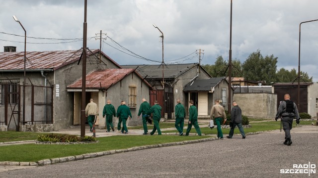 W zakładzie karnym w Stargardzie rozpoczęcie roku szkolnego zyskuje zupełnie nowy wymiar. 102 uczniów rozpoczęło w poniedziałek naukę. Część z nich zamierza skończyć za kratami liceum - inni chcą nauczyć się czegoś, co da im legalne pieniądze po wyjściu z więzienia.