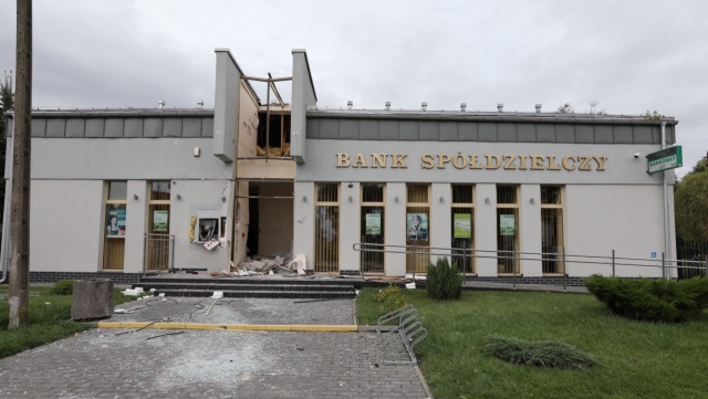 Nieznani sprawcy włamali się do banku w Bielicach w powiecie pyrzyckim i ukradli pieniądze z bankomatu. Do zdarzenia doszło w czwartek około godziny 3.