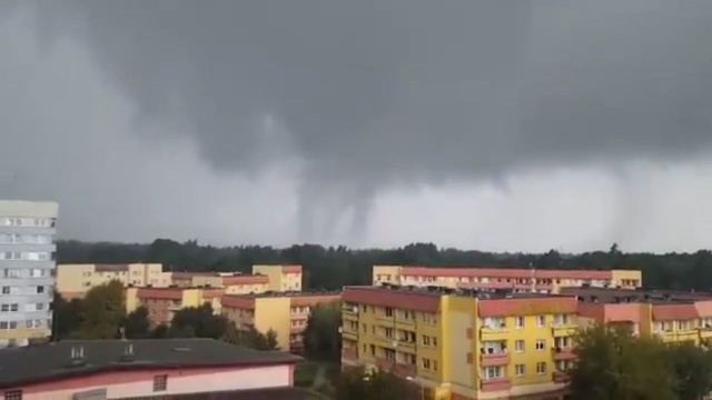 Przewrócona suwnica i wyrwane bramy z hal - to szkody jednej z polickich firm po przejściu trąby powietrznej. Jak powiedziała pracownica firmy - nikomu nic się nie stało. Trwa porządkowanie terenu.