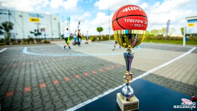 Zakończył się pierwszy turniej w ramach jesiennej edycji Gryf Basket Cup 2017. To rozgrywki tzw. koszykówki 3x3, w której - w przeciwieństwie do tradycyjnej - zawodnicy grają w trzyosobowych zespołach na połowie standardowego boiska. Mecz trwa 10 minut.