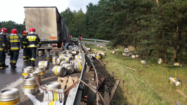 Przed węzłem Rzęśnica na S3 doszło przed godz. 17 do nietypowego zdarzenia drogowego - samochód ciężarowy otarł się o bariery w wyniku czego przewożony ładunek wysypał się na jezdnię i na pobocze.
