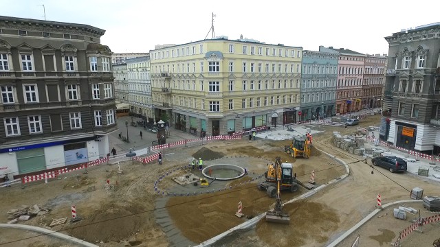 Nie pod koniec września, jak planowano, ale dopiero na początku listopada kierowcy będą mogli przejechać ulicą Jagiellońską, między aleją Wojska Polskiego a placem Zamenhofa w Szczecinie.