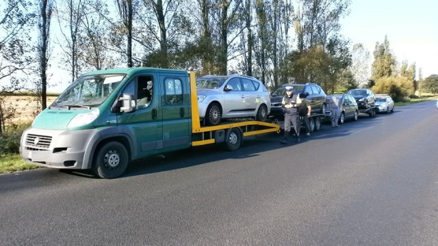 Sznur aut zatrzymali we wtorek policjanci ze Stargardu. Wszystkie pięć aut było ze sobą połączonych. W ten sposób dojechały do Polski aż z Danii.