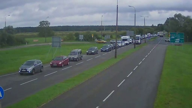 Z obu stron świnoujskiej przeprawy kolejki - powód Na Bałtyku i w strefie brzegowej sztorm. Wiatr wieje w porywach do 9 stopni w skali Beauforta.