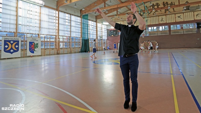 To duchowe wzmocnienie przed nowym sezonem. Do drugoligowego zespołu koszykówki Gryfa Goleniów dołączył kapelan. Ksiądz Paweł Guzik sam kiedyś grał w Spójni Stargard. Niedawno trafił do goleniowskiej parafii, a kierownik klubu przekonał go, by dołączył do drużyny.
