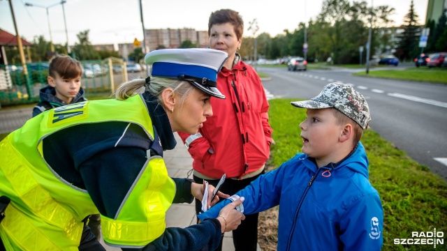 Szczecińska policja po raz kolejny przypomina nie najlepsze statystyki, prosi o rozwagę i rozdaje odblaski w ramach akcji Przechodź na zielonym.
