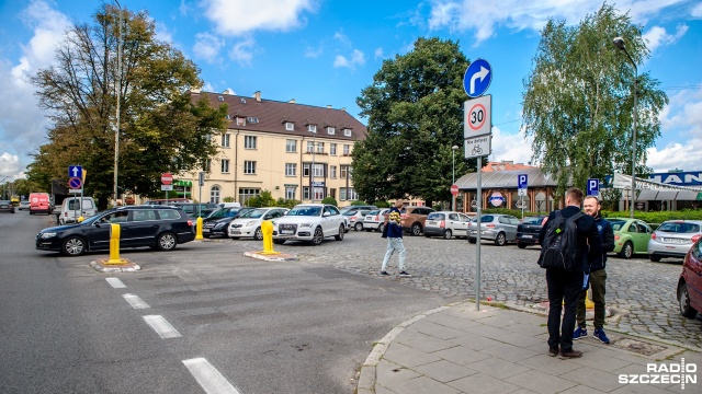 W rejonie Rynku Pogodno wprowadzono zmiany: to ograniczenie prędkości do 30 kilometrów na godzinę, kontrapasy dla rowerów, parkowanie prostopadłe i tzw. sugerowane przejścia dla pieszych, czyli bez wymalowanej zebry.