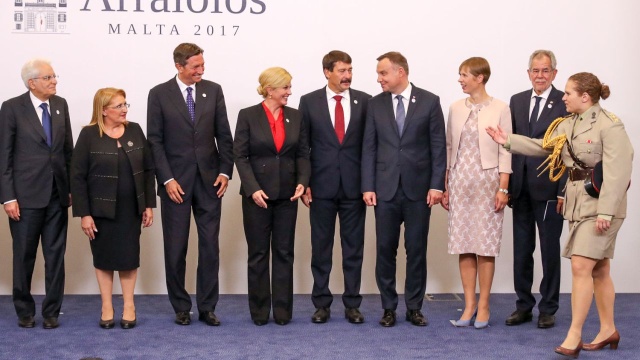 W stolicy Malty rozpoczyna się dwudniowy szczyt prezydentów państw Grupy Arraiolos, w którym bierze udział Andrzej Duda. Do Valletty przyleciało 12 prezydentów, by rozmawiać o przyszłości Unii Europejskiej, kwestiach bezpieczeństwa i gospodarce.