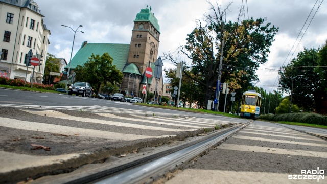 Od sobotniego poranka będą spore kłopoty z przejazdem w obu kierunkach ulicą Krzywoustego w Szczecinie. Rozpoczyna się tam remont torowiska.