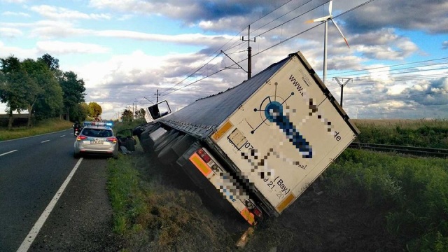 Na drodze krajowej nr 11 w miejscowości Tymień ciężarówka wjechała do rowu.