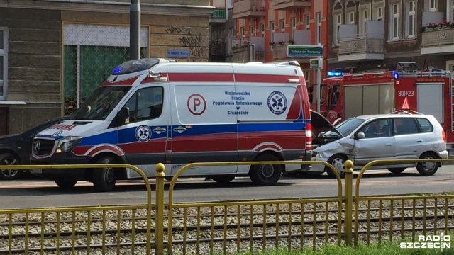 Trzy samochody zderzyły się na skrzyżowaniu ulic Bohaterów Warszawy i Ściegiennego.
