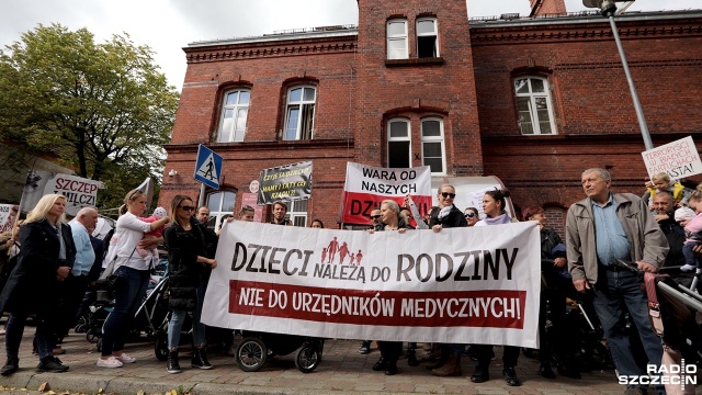 Bez rozstrzygnięcia w sprawie ograniczenia praw rodziców noworodka zabranego ze szpitala w Białogardzie - sąd we wtorek nie podjął żadnej decyzji. A rodzina wciąż w ukryciu.