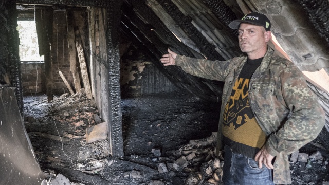 W domu czteroosobowej rodziny z Gronówka pod Ińskiem w ubiegłym tygodniu wybuchł pożar. Ogień strawił praktycznie wszystko, a to co zostało - zalała woda.