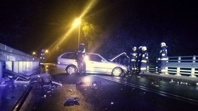 Policja szuka kierowcy, który w piątek przed północą w Karlinie spowodował wypadek. Do zdarzenia doszło na ul. Szczecińskiej.