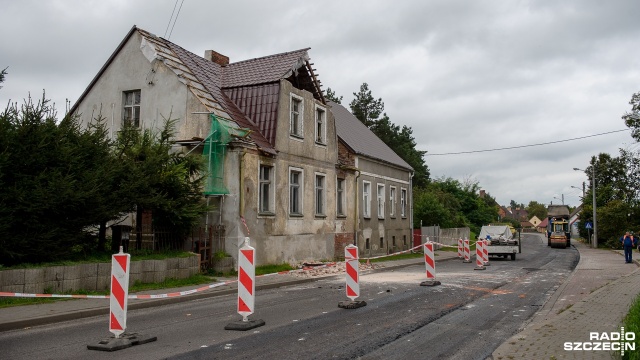 Nie ma już utrudnień na drodze nr 31 w miejscowości Nowe Brynki koło Gryfina. Podczas remontu przedwojennego domu, który znajduje się tuż przy drodze zawalił się fragment ściany frontowej.