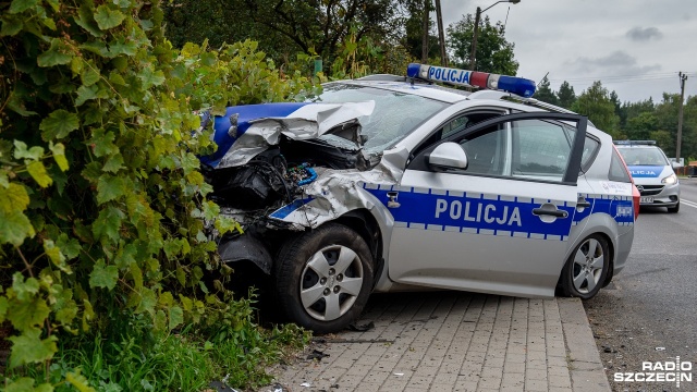 Oznakowany radiowóz policji nie ustąpił pierwszeństwa i zderzył się z osobową Toyotą. Do kolizji doszło w Czepinie, niedaleko Gryfina.