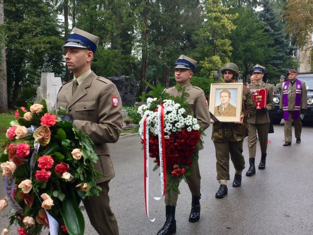 Na warszawskim Cmentarzu Wojskowym na Powązkach pochowano generała Alfonsa Maćkowiaka.