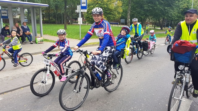 Ponad 200 miłośników turystyki rowerowej wzięło udział w sobotnim Rodzinnym Rajdzie Rowerowym nad jezioro Świdwie.