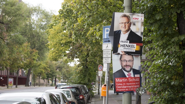 61,5 miliona uprawnionych do głosowania Niemców wybierze w niedzielę nowy Bundestag i tym samym zadecyduje, kto będzie rządził krajem przez najbliższe cztery lata. Do ostatnich godzin trwała kampania wyborcza. Kandydatka chadeków Angela Merkel ostatnie wiece wyborcze zorganizowała w Monachium i rodzinnym Uckermark, natomiast jej kontrkandydat z SPD był w Akwizgranie.