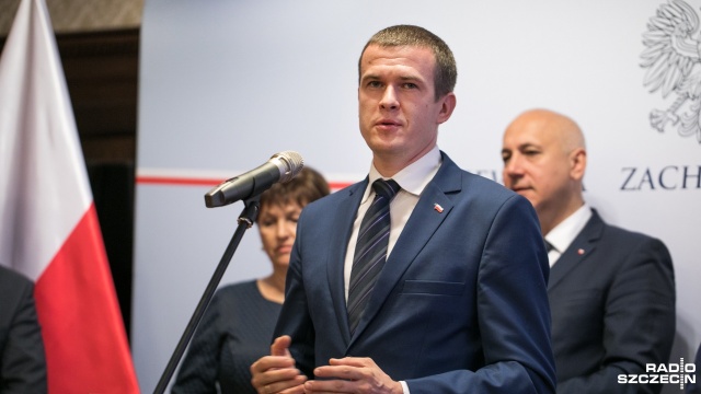Cztery oświetlone boiska, w tym jedno zadaszone, powstaną w Szczecinie. Będą na nich grać młodzi piłkarze. Budowę kompleksu przy przebudowanym stadionie Pogoni zapowiedzieli w poniedziałek minister sportu oraz prezydent miasta. Wartą blisko 30 milionów złotych inwestycję sfinansuje resort.