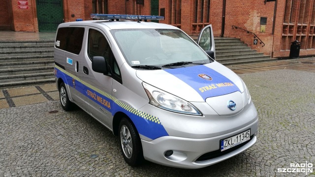 W ręce kołobrzeskich strażników miejskich przekazano elektrycznego Nissana.