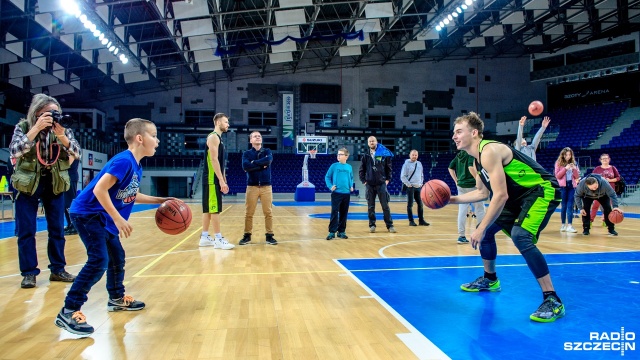 Był konkurs rzutów do kosza, wspólne zdjęcia i autografy. Kibice basketu spotkali się z koszykarzami Kinga Szczecin na wieczornym treningu.