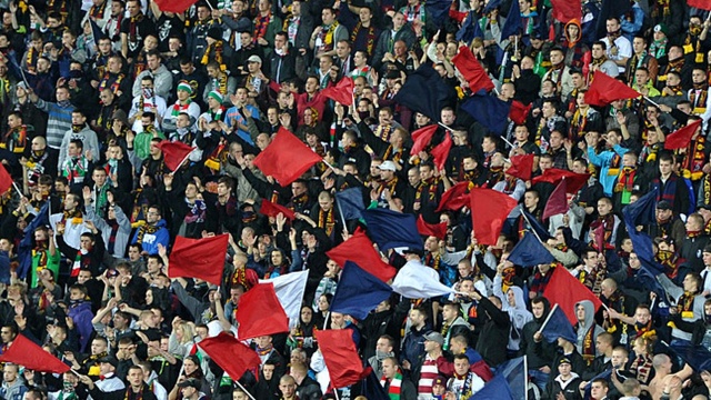 - Chcemy oglądać piłkarzy, którzy oddają serca walcząc za Pogoń na boisku, a takiej gwarancji na stadionie przy Twardowskiego nie ma - twierdzą kibice Portowców i zapowiadają, że w czasie sobotniego meczu Ekstraklasy z Koroną Kielce będą w Kołobrzegu. Tam chcą dopingować III-ligowy zespół rezerw grający o tej samej porze z Kotwicą.