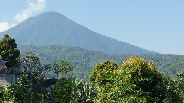 Już ponad 100 tysięcy osób opuściło swoje mieszkania w związku zagrożeniem wybuchu wulkanu Agung na indonezyjskiej wyspie Bali. Jak poinformowali naukowcy, wulkan jest coraz bliższy erupcji. W środę w jego pobliżu odnotowano ponad 800 wstrząsów sejsmicznych.