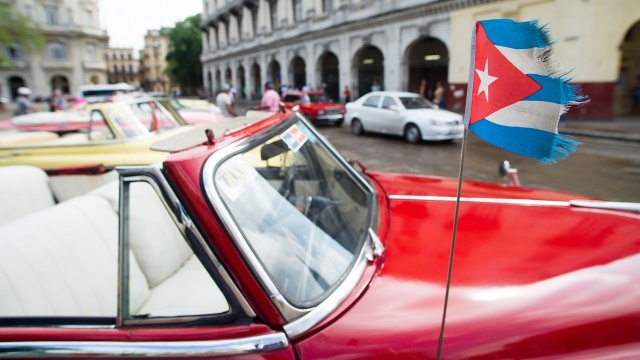 Stany Zjednoczone wycofują większość personelu dyplomatycznego z ambasady w Hawanie i ostrzegają turystów przed podróżami na Kubę. To reakcja Waszyngtonu na tajemnicze ataki akustyczne, do jakich dochodzi na wyspie od ponad roku.