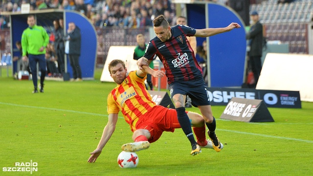 Piłkarze Pogoni Szczecin nadal bez zwycięstwa w ekstraklasie na swoim stadionie. W sobotę, w 11. kolejce rozgrywek o mistrzostwo Polski, Portowcy zremisowali z Koroną Kielce 0:0.